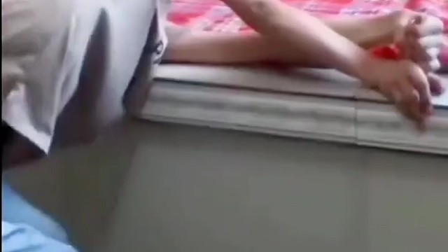 下运动神经元病则主要影响脊髓和神经节，导致肌肉萎缩、无力和痉挛等症状。