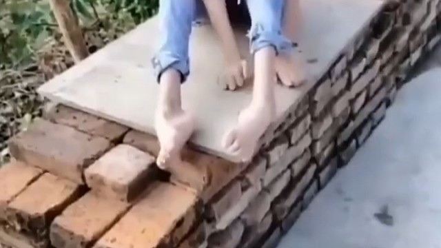 上运动神经元病主要影响大脑皮质和脊髓的上部，导致肌肉痉挛、紧张和无力等症状。