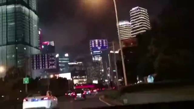 生活虽然普普通通，但也要乐在其中，要时常心怀着那一份感动，将烦恼一扫而空，走过那春夏秋冬，