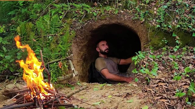 为了躲避豺狼虎豹，小伙用最快的速度，挖出隐蔽安全的山体窑洞