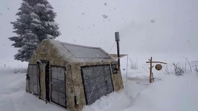 顶着鹅毛般的大雪，夫妻露营8天被困山顶，搜救队紧急出手相救