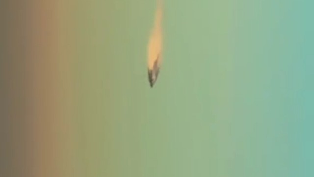 空客A380排出的废气凝结尾迹，整个看起来像流星一样。