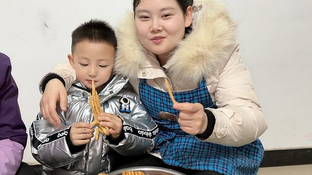 天气越来越冷，妞妞要带婆婆出去租房子，洪涛想办法为家人取暖