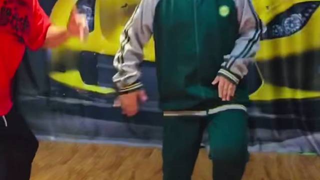 #动作要快姿势要帅 #爱跳舞的小男孩 #才艺展示 。酷炫街舞的小孩子就是厉害哈！