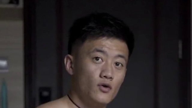 夹臂俯卧撑与腰间俯卧撑的区别，要选择适合自己的难度进行有效训练哦