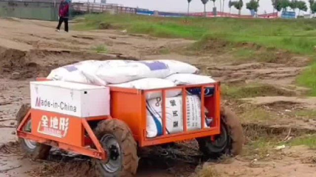 全地形遥控运输车可以用于果园 工地 海滩 河滩 泥泞路况 山丘等各种场景的运输 节省人工搬运 一机多用