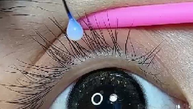 内行人教你如何贴假睫毛