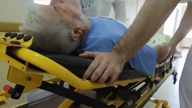 运动神经元一般控制机体的运动，出现病变时会导致肌肉力量减弱，无法控制肌肉运动，活动时会感觉肢体无力，