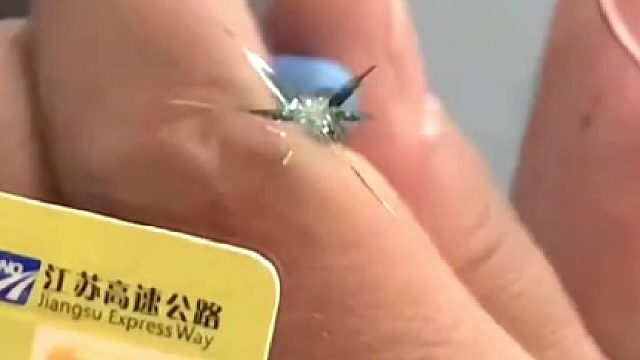 开车挡风玻璃被石子蹦了一个裂痕，看我们如何来修复它！