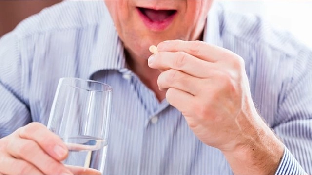 肌肉束颤与肌肉萎缩可能发生在许多年以后。这些疾病通常在进展若干年以后才造成病人活动能力的全部丧失。