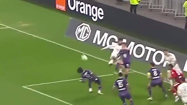 没人传球没关系，球会自己到你脚下