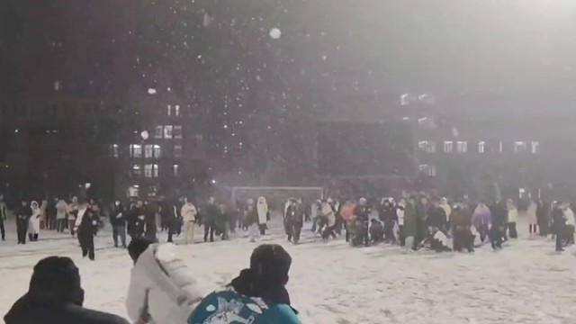 打雪仗除了自己都是敌人，切记