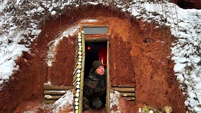 为了躲避森林猛兽，小伙挖建山体窑洞，自带壁炉住起来冬暖夏凉