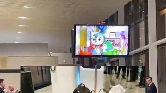 网友吐槽在机场遇到粮食团，从国内带粮食去韩国因超重被拦，男子大闹机场导致航班延误