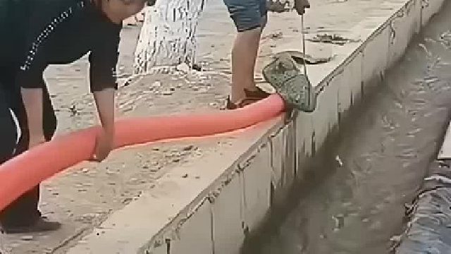 拿管子当水泵，劳动人民的智慧无处不在