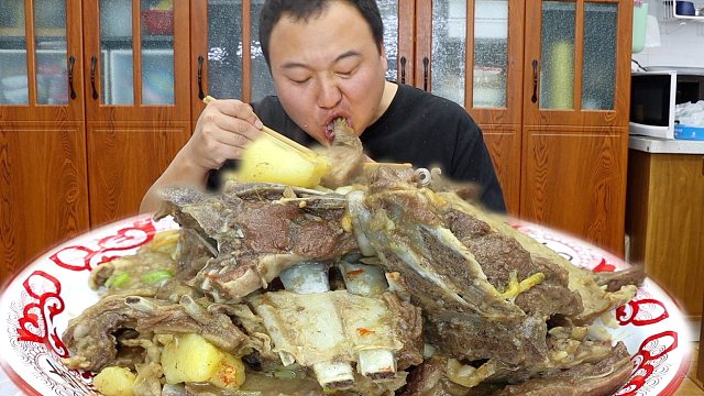 岳父送来点羊肉，阿强做内蒙农家传统炖羊肉，肉质软烂，超级好吃