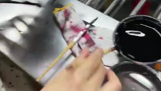 做完最后一个鞋子，该下班了