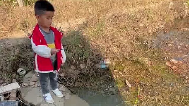 今天的垂钓者是小孩哥！