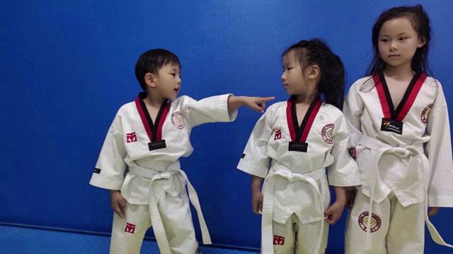 跆拳道萌娃比赛做队长，你们说谁赢了？
