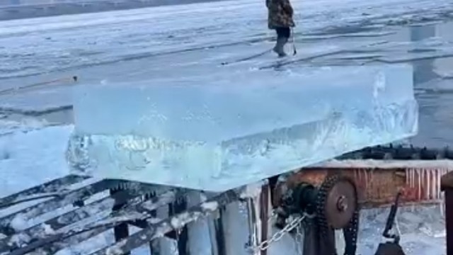 松花江上采冰忙……