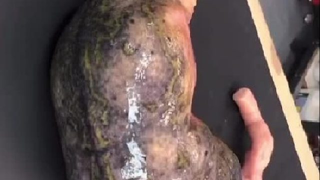 有电线 应该是某种艺术装置