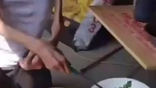 运动神经元病属于一类慢性神经功能退行疾病，是由于人体内“运动神经元”受损而导致的一类疾病，根据其症状