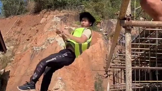 工地小伙下班后钢管架练起来，你更支持哪一个