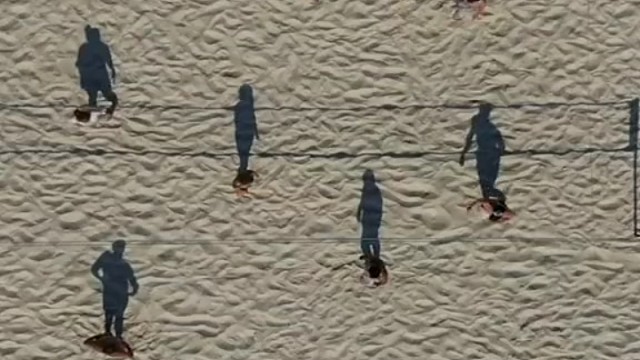 上帝视角看沙滩排球比赛，在阿拉巴马州墨西哥湾沿岸海滩上拍摄。