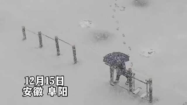 有人打伞在健身器材上漫步，悠然自得，氛围感拉满