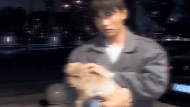 有⼈喝了酒眼睛亮闪闪的讲浪漫和爱。