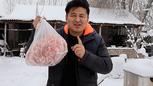 外面下着鹅毛大雪，热炕上煮着热腾腾的羊肉，小日子过得太幸福了