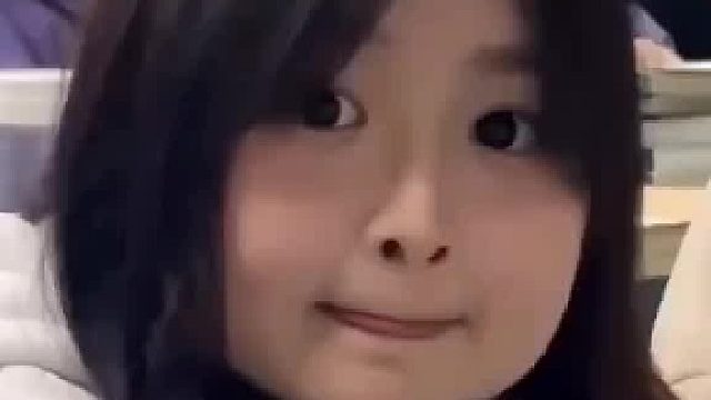 网友晒班里软萌可爱的女生，谁说只有瓜子脸才好看， 你看圆脸也超可爱。“我一女的都觉得她好可爱”