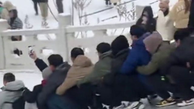 北方上大学的专属快乐，户外纯天然超级大滑梯， “隔着屏幕都感受到了快乐！”