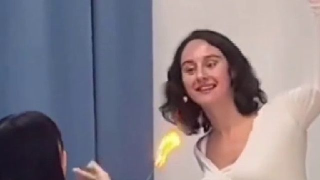 女生给法语老师送“火玫瑰”，玫瑰出现一脸惊喜……