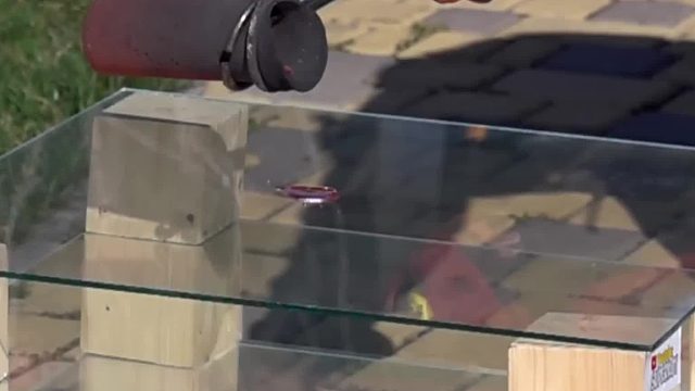 中国制造的玻璃有多扛造，将高温熔岩倒在上面，场面太壮观了