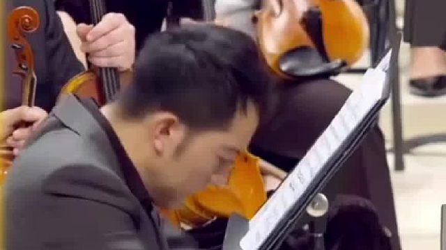 钢琴家独奏时身后小姐姐的表情亮了