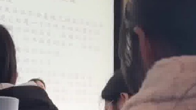学生向老师提问题，当老师主动走下讲台准备倾听时……