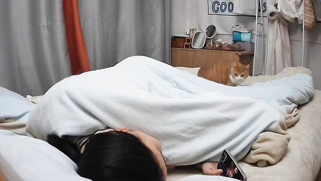 天哪 这是小宝宝睡觉前找妈妈的样子吗