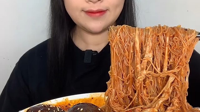 皮蛋麻酱粉丝 放了超多芝麻酱 香味十足 黏糊糊太绝了