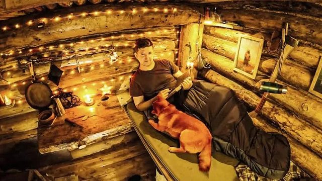 为了躲避猛兽的攻击，小伙常年带着狗子，躲藏在森林地下木屋里面