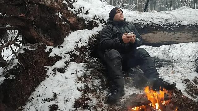 冰天雪地差点冻成狗，最终依靠倒塌的大树根，逆袭极寒堪称奇迹