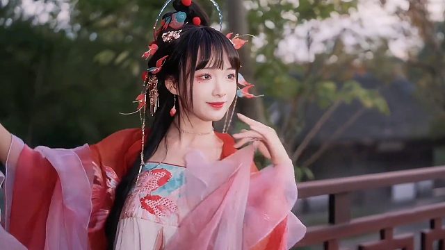 翩翩起舞的锦鲤太美了