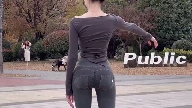 请大家欣赏一段舞蹈