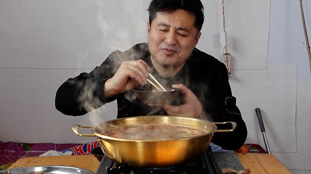 70元买了一块牛头肉，吃个“牛头肉火锅”，天气很冷，吃的很热乎