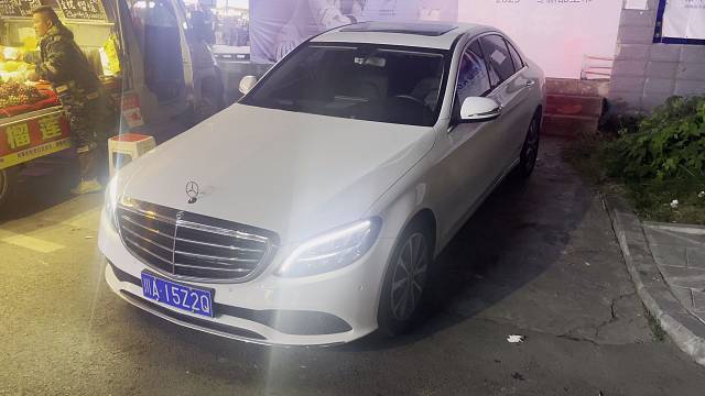 渠县小姐姐一手奔驰C180L时尚，19年只跑了五万公里，车子新的很