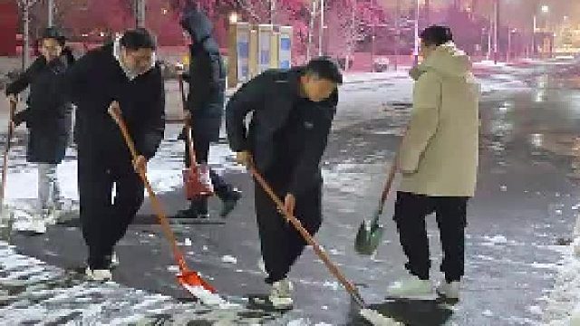 老师流水线作业铲雪，这自动化只需要几碗米饭作为动力