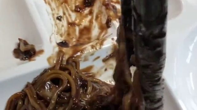 网友展示的，韩国女校食堂5500元自助午饭，全素搭配啊，一点肉都没有