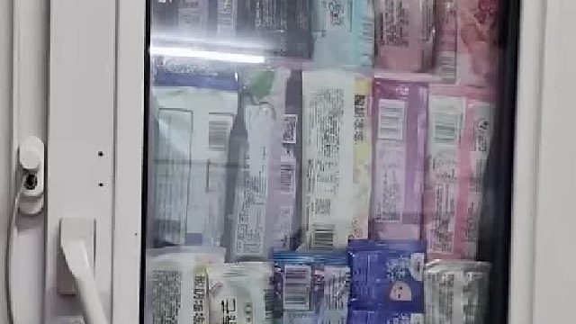 大学宿舍窗户变身“单开门冰箱”