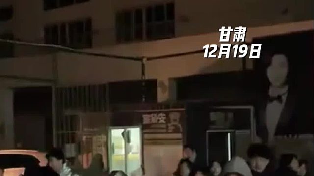 老师组织学生撤离，为未穿外套的学生返回楼中取外套