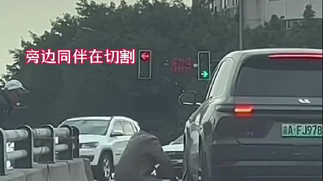 旁边在切割，师傅怕火花飞溅到车上，站在这里挡着，细心满满